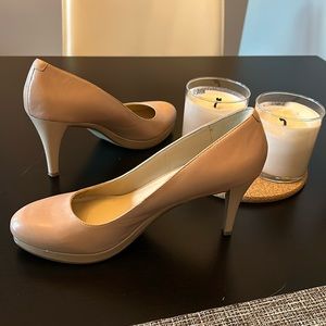 Ladies 7.5 size ,3 inch heel. Color is beige.